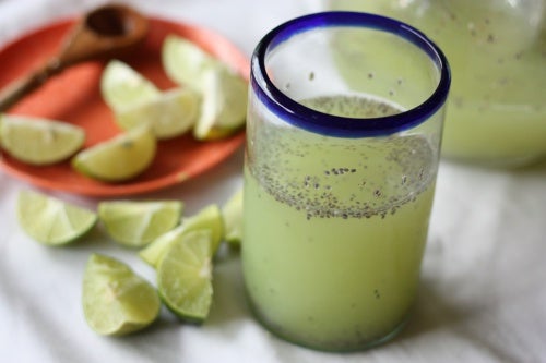 Agua de chia con limón para eliminar grasa